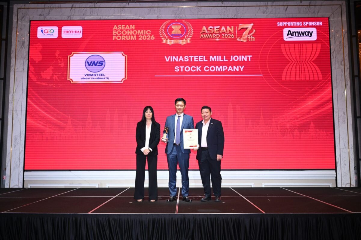 Đại diện Vinasteel Mill Joint Stock Company nhận chứng nhận tại lễ vinh danh ASEAN Award 2026, Singapore.